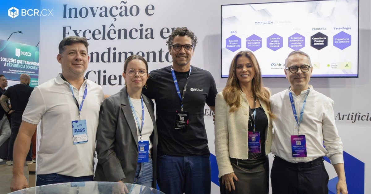 Time BCR.CX reunido em evento da empresa